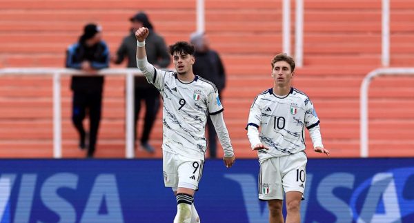 Italia goleó y pasó a octavos.