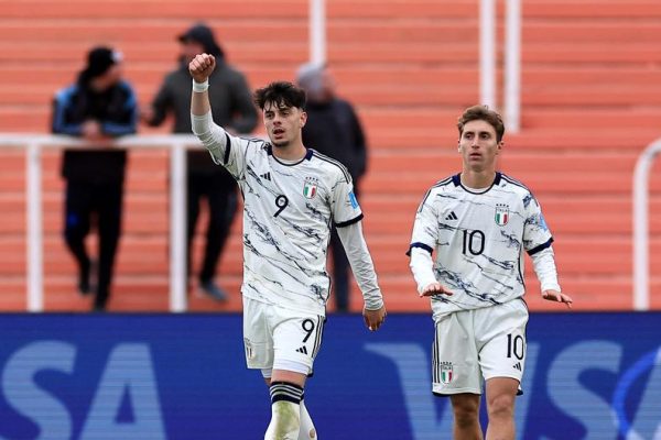 Italia goleó y pasó a octavos.