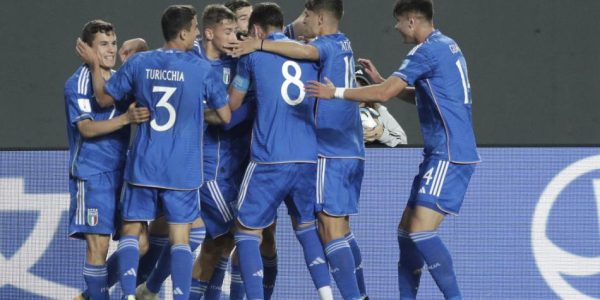 Italia lo ganó sobre el final y eliminó a Inglaterra