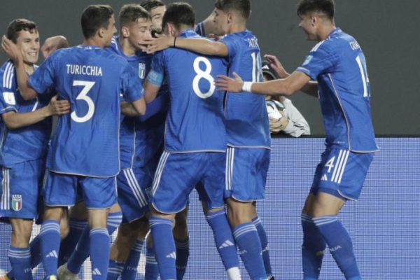 Italia lo ganó sobre el final y eliminó a Inglaterra