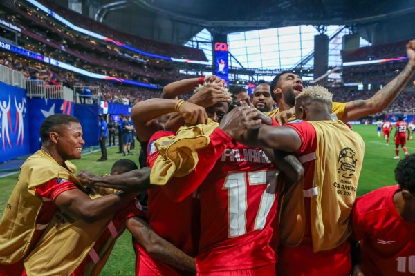 El anfitrión, con un pie afuera de la copa