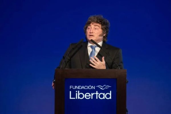 Javier Milei trata de minimizar la corrupción de sus funcionarios y la escasez monetaria de la gente