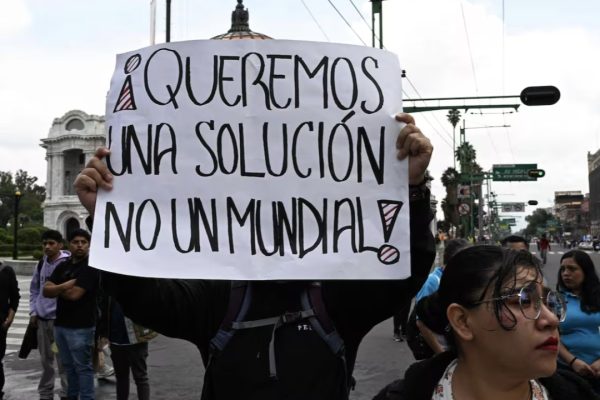 El otro partido: docentes en la calle y la FIFA en silencio
